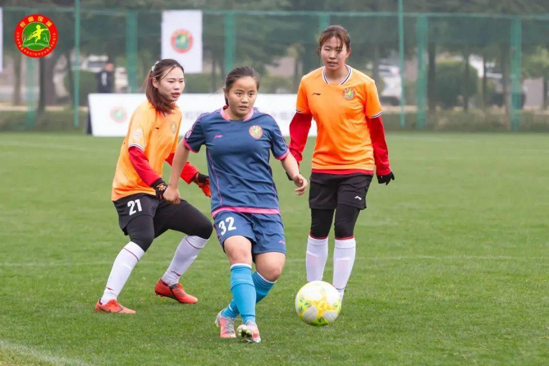 现场足球比赛女子队伍积极拼搏