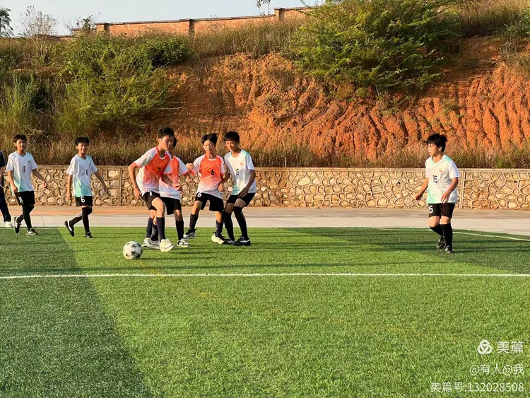 现场足球比赛女子队伍积极拼搏