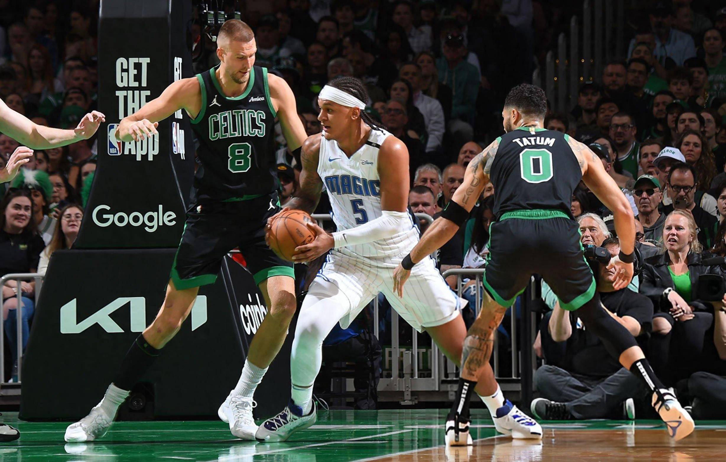 活塞客场击败凯尔特人，东部榜首之争持续激烈的简单介绍