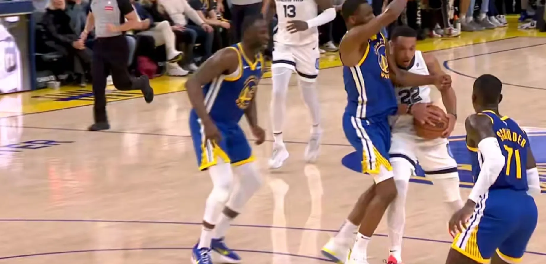 关于勇士客场战胜掘金，保持不败记录的信息