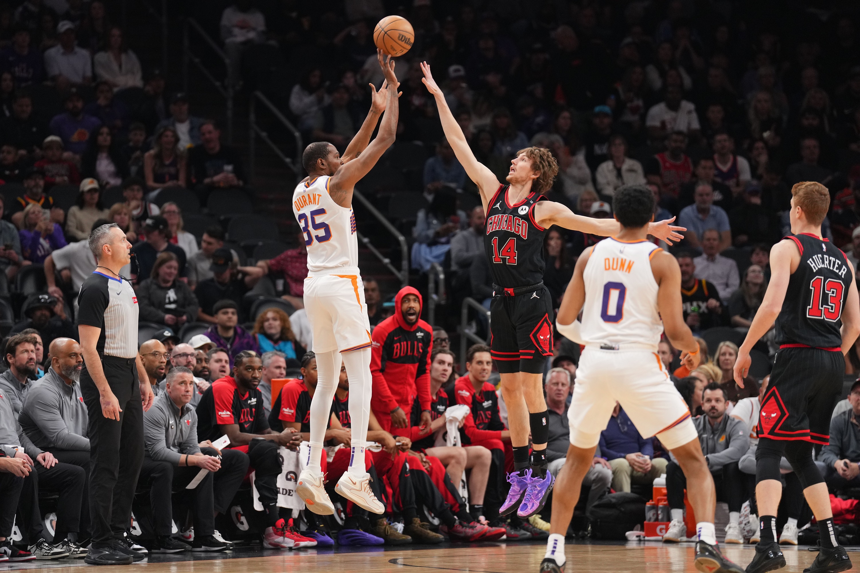 公牛险胜爵士，武切维奇点燃赛场