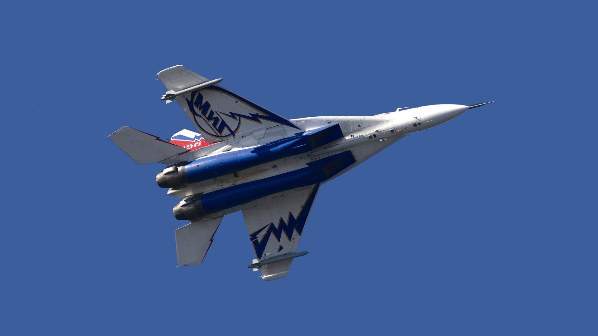 钢铁巨兽与黑星之殇，当F1引擎在亚特兰大街头碾碎加纳的竞速之梦